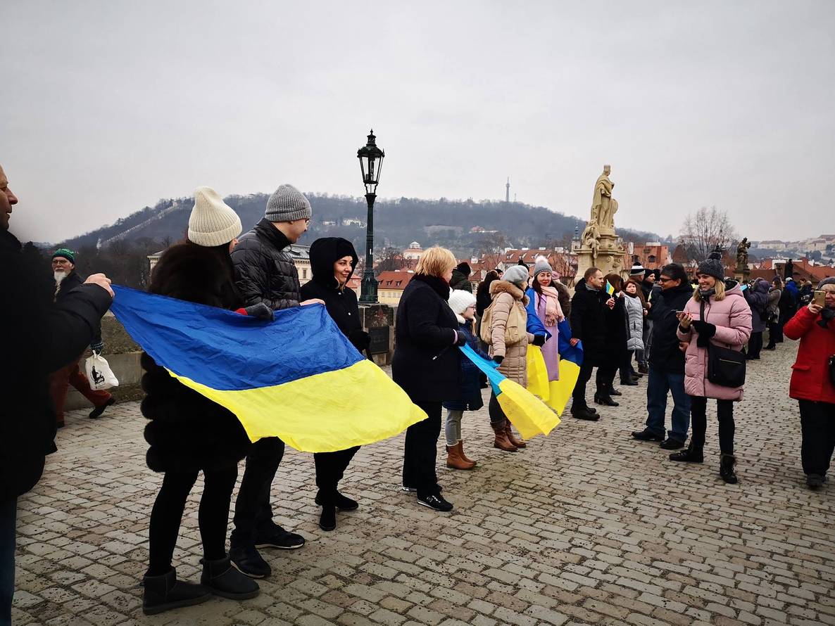 На Карловом мосту Праги украинская община развернули украинские флаги ко Дню Собороности Украины. 