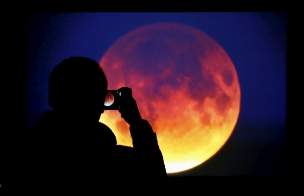 В ночь с 20 на 21 января в небе можно будет наблюдать за затмением Луны - он вступит красного цвета, поэтому его называют "Кровавый Луну". 