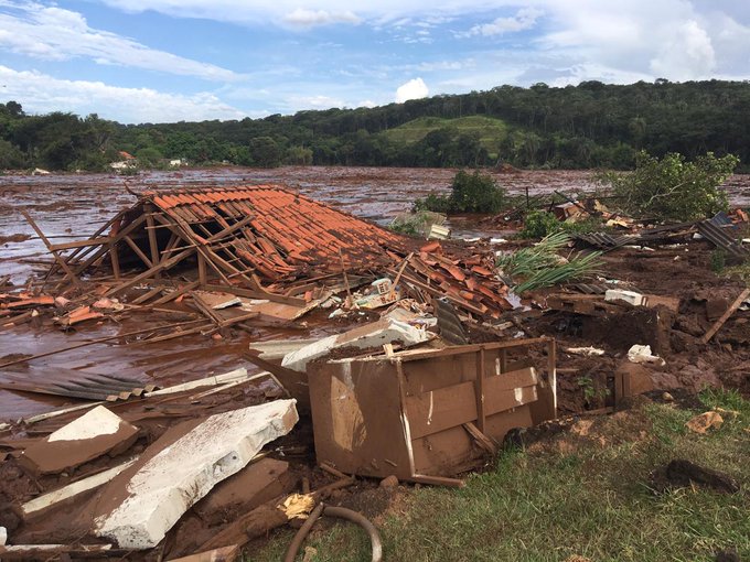 После прорыва плотины хвостохранилища горнодобывающей компании Vale в Бразилии по меньшей мере 200 человек считаются пропавшими без вести, сообщили местные спасатели. 