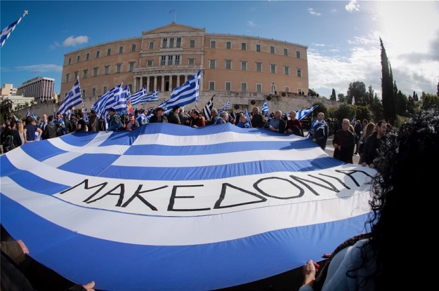 В Афинах в воскресенье десятки тысяч людей вышли на митинг против соглашения с Македонией о переименовании балканской страны. 
