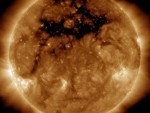 NASA показало фото гигантской дыры на Солнце