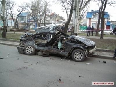В Николаеве в ночь на воскресенье 28 февраля, на проспекте Ленина легковой автомобиль BMW на огромной скорости протаранил "Газель". 