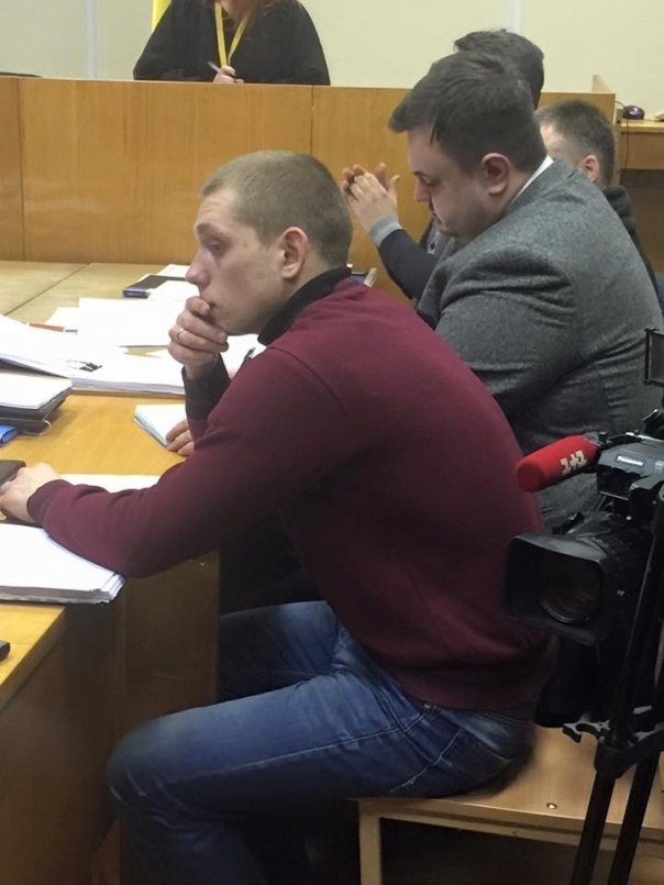 Печерский суд в Киеве освободил патрульного полицейского Сергея Олейника от занимаемой должности до 18 апреля. 