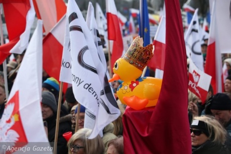 В Варшаве проходит многотысячная акция Комитета защиты демократии, направленная как на поддержку экс-президента Польши Леха Валенсы, так и против действий правящей партии "Право и справедливость". 