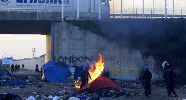 В ходе сноса лагеря для беженцев в Кале (Франция), известного как "Джунгли", полиция Франции применила слезоточивый газ против мигрантов, которые бросали камни. 