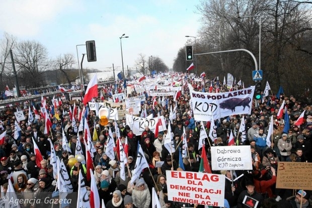 В Варшаве проходит многотысячная акция Комитета защиты демократии, направленная как на поддержку экс-президента Польши Леха Валенсы, так и против действий правящей партии "Право и справедливость". 