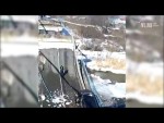 В России обрушился действующий автомобильный мост (видео)