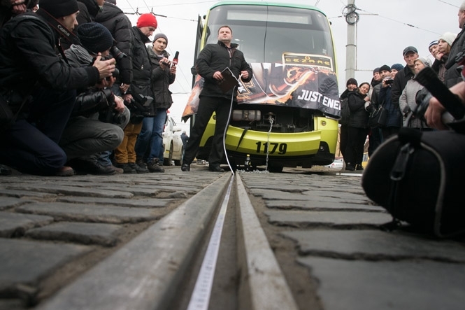 Стронгмен Олег Скавыш из Львова менее чем за минуту протянул 38-тонный трамвай на 14 метров. 