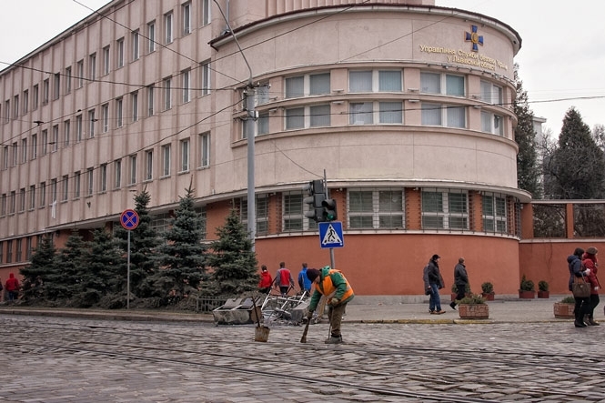 Во Львове у здания общественной приемной Службы безопасности Украины на ул. Витовского нашли самодельную бомбу. 
