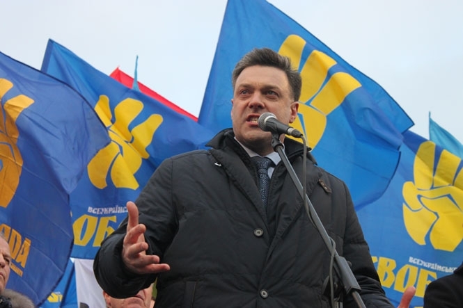 Члены партии "Свобода" возобновили блокирование российского грузового транспорта на территории Украины. 