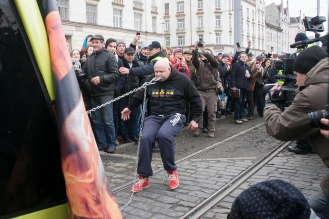 Стронгмен Олег Скавыш из Львова менее чем за минуту протянул 38-тонный трамвай на 14 метров. 