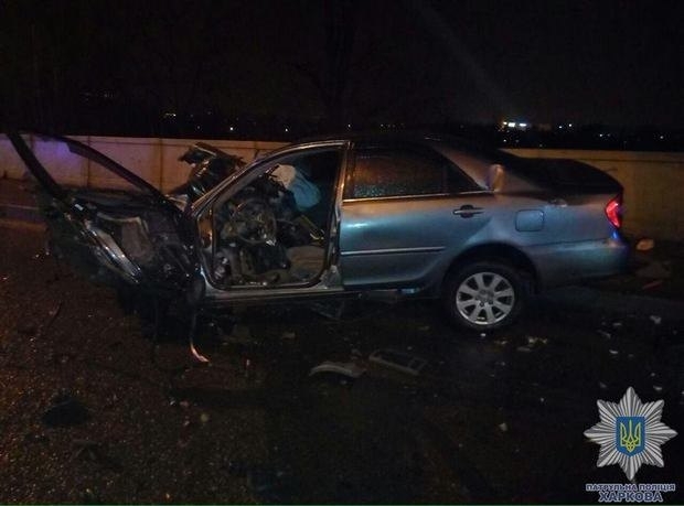 В Харькове в ночь на вторник автомобиль Toyota Camry превысил скорость, не остановился по требованию патрульных полицейских и, пытаясь скрыться, врезался в столб. 