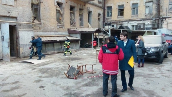В центре Киева на улице Богдана Хмельницкого, 12 в одном из домов обвалились несколько этажей. 
