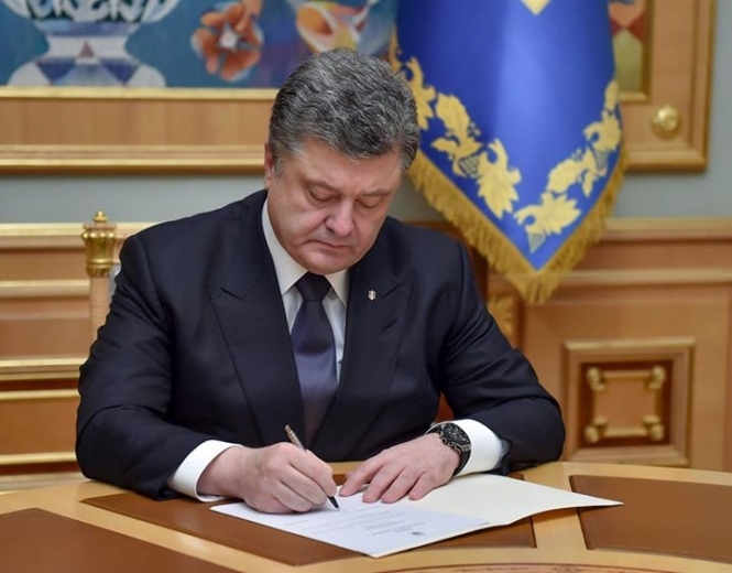Президент Украины Петр Порошенко подписал указ, которым уволил с должности судью Голосеевского районного суда Киева Ларису Калиниченко за нарушение присяги. 