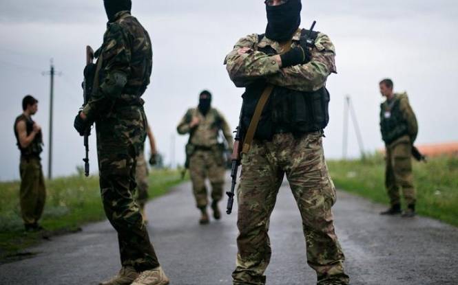 Подразделение террористов на Донбассе похитило в плен двух украинских военнослужащих, однако во время транспортировки один из них погиб. 