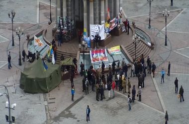 ФОТОФАКТ. На Майдане продолжает стоять одна палатка и кучка людей 