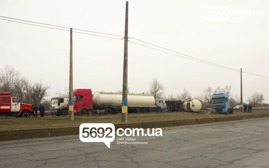 В Днепродзержинске сегодня, 27 февраля, около 3-х часов ночи на мосту через реку Днепр произошло ДТП - перевернулся бензовоз. 