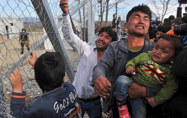 Мигранты, собравшиеся на границе Греции и Македонии в районе Идоменей, прорвали пограничные заграждения с помощью тарана. 