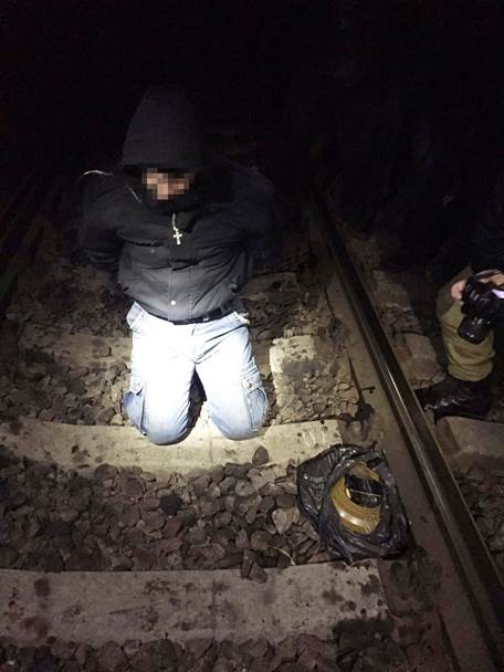 Служба безопасности Украины задержала бывшего сотрудника милиции, который заминировал железнодорожный мост на перегоне "Павлоград - Лозовая" в Харьковской области. 