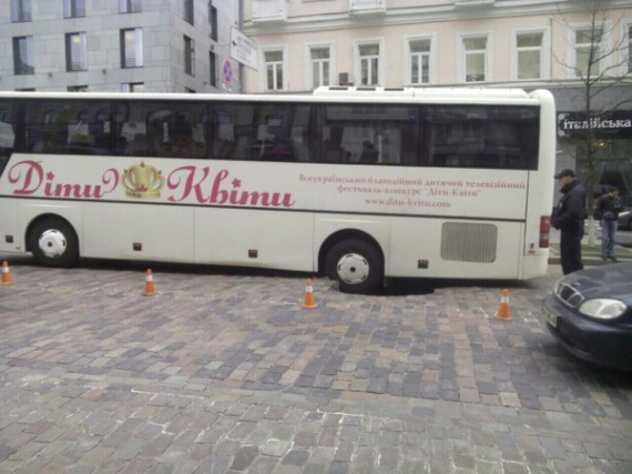 
    В центре Киева в яму провалился туристический автобус1 