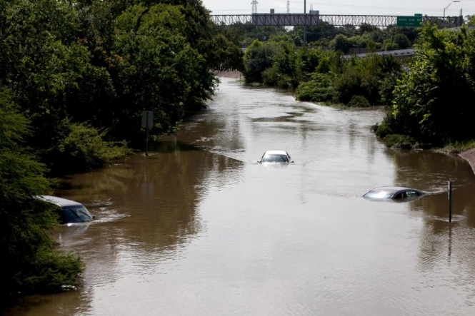 На севере американского штата Луизиана тысячи жителей были вынуждены покинуть свои дома из-за наводнения, к которой привела ливень. 