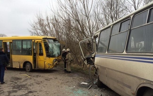 Во Львовской области столкнулись два пассажирских автобуса, за помощью к врачам обратились более 20 пассажиров, среди которых были дети. 