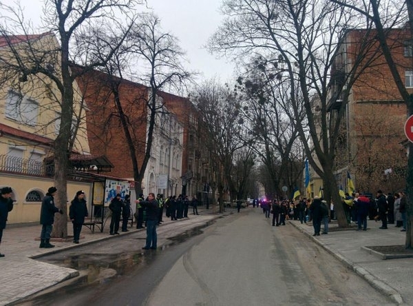 В Киеве и Харькове митинги в поддержку украинской летчицы Надежды Савченко, незаконно заключенной в РФ, двинулись к посольствам России. 