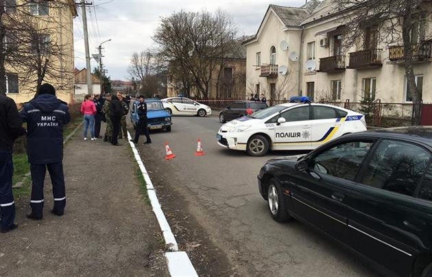 В Мукачево в одном из спальных районов произошли разборки со стрельбой и взрывчаткой, один участник госпитализирован с пулевым ранением. 