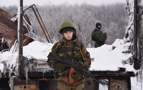 Один из офицеров Российской Федерации заставляет боевиков так называемой Донецкой народной республики исполнять гимн России ночью на плацу в противогазах. 