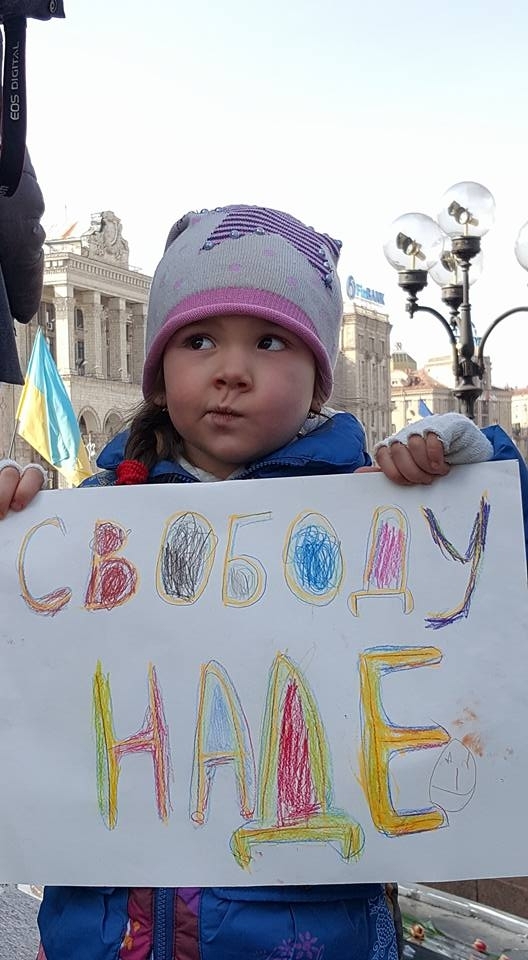 В центре Киева на Майдане Независимости продолжается акция в поддержку украинской летчицы, незаконно заключенной в России Надежды Савченко. 