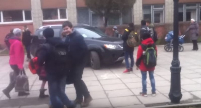 Во Львове ученики 36-й школы заблокировали нарушителя, который припарковал свою машину на тротуаре у входа в школу. 