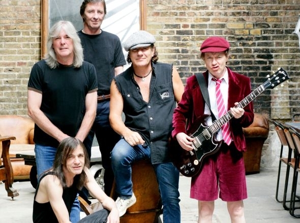 Австралийская рок-группа AC/DC прервала турне по США, поскольку врачи посоветовали солисту Брайану Джонсону взять паузу, иначе он может полностью потерять слух. 