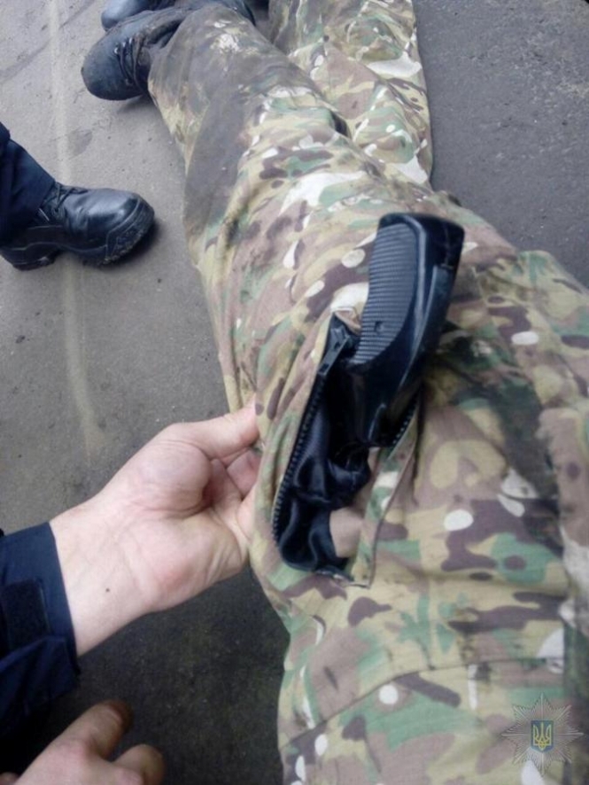 В Харькове мужчина в камуфляже устроил стрельбу на детской площадке. 