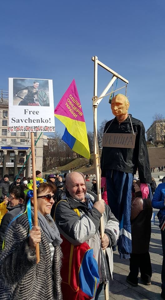 В центре Киева на Майдане Независимости продолжается акция в поддержку украинской летчицы, незаконно заключенной в России Надежды Савченко. 