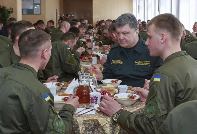 Премьер Арсений Яценюк обвинил четыре фирмы в попытках заблокировать тендер на закупку питания украинской армии. 