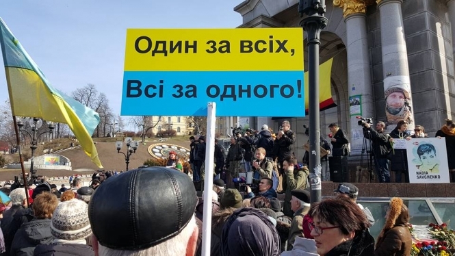 В центре Киева на Майдане Независимости продолжается акция в поддержку украинской летчицы, незаконно заключенной в России Надежды Савченко. 