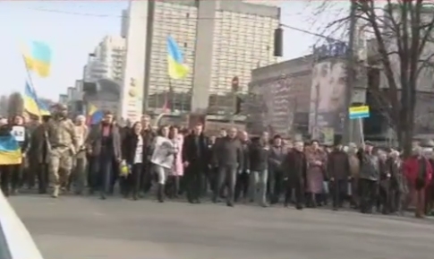 В Киеве и Харькове митинги в поддержку украинской летчицы Надежды Савченко, незаконно заключенной в РФ, двинулись к посольствам России. 