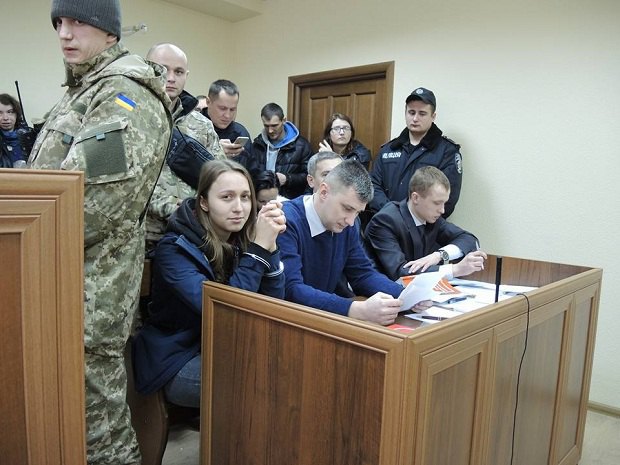 Шевченковский районный суд города Киева отправил Оксану Шелест под домашний арест и отпустили в зале суда. Она обязана находиться дома в период с 22:00 до 6:00. 