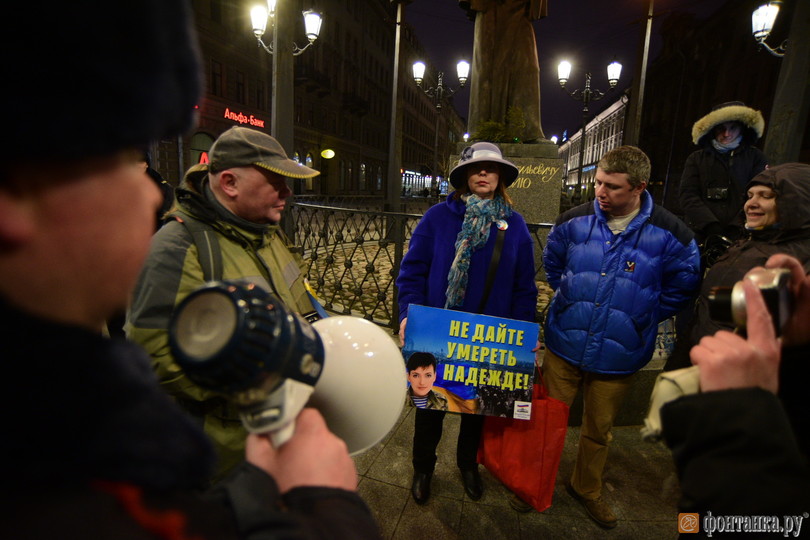 В Санкт-Петербурге на акции в поддержку украинской летчицы Надежды Савченко полиция задержала 11 человек. 