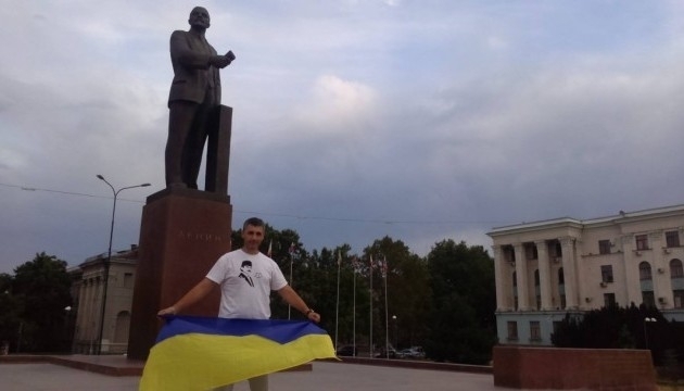 Суд оккупантов в Крыму назначил крымскому татарину штраф в размере 10 тысяч рублей за фотографию с украинским флагом в центре Симферополя. 