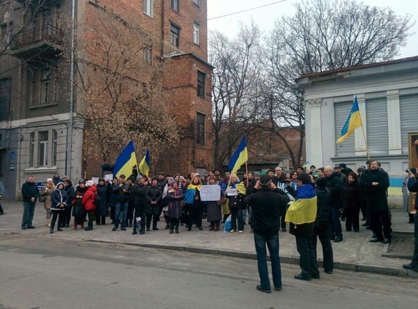 В Киеве и Харькове митинги в поддержку украинской летчицы Надежды Савченко, незаконно заключенной в РФ, двинулись к посольствам России. 