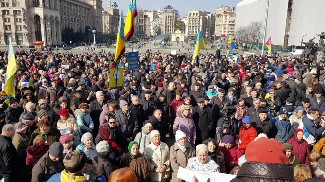 В центре Киева на Майдане Независимости продолжается акция в поддержку украинской летчицы, незаконно заключенной в России Надежды Савченко. 