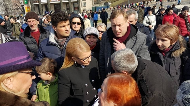 В центре Киева на Майдане Независимости продолжается акция в поддержку украинской летчицы, незаконно заключенной в России Надежды Савченко. 