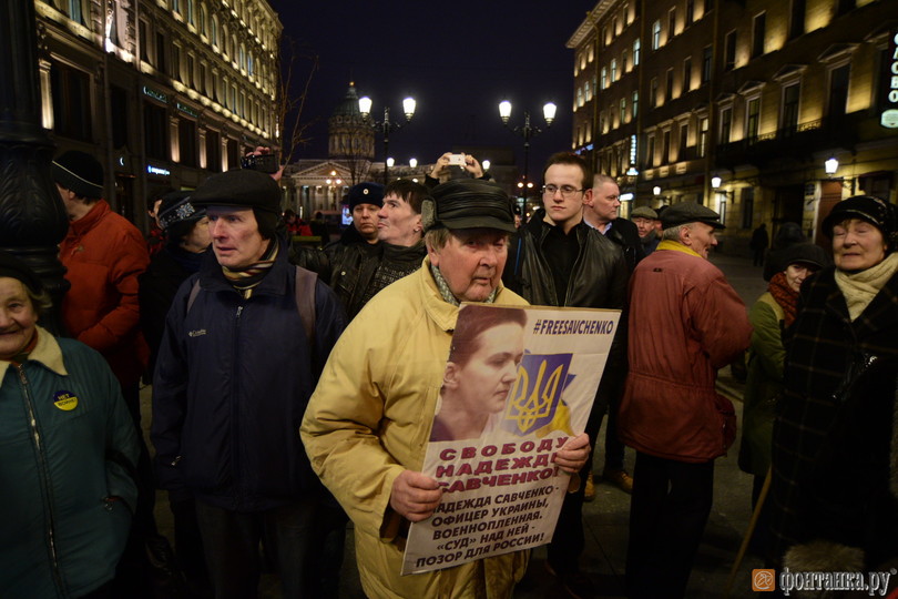 В Санкт-Петербурге на акции в поддержку украинской летчицы Надежды Савченко полиция задержала 11 человек. 