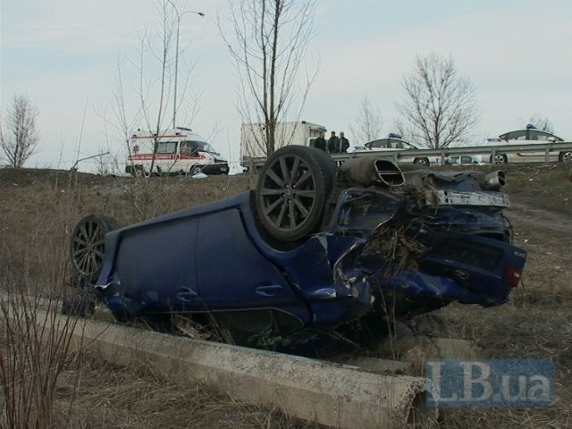 В воскресенье в Киеве на улице Богатырской автомобиль Lexus, двигаясь со стороны Вышгорода, вылетел с дороги, снес остановку общественного транспорта, после чего, кувыркаясь, вылетел из многометрового спуска в кювет. 