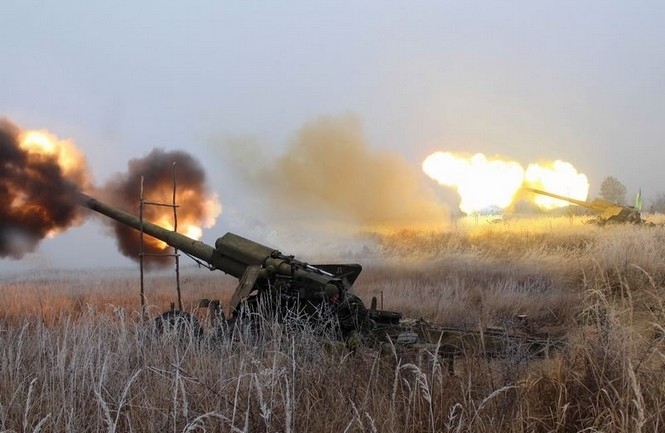 На Донбассе серьезное обострение ситуации: агрессор интенсивно обстреливает украинские позиции из тяжелого вооружения, запрещенного минскими соглашениями. 