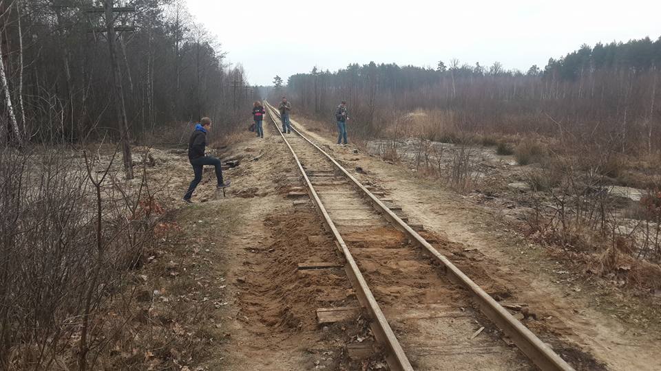 Активисты Автомайдана опубликовали фотографии, на которых видно, как сотни людей нелегально добывают янтарь возле с.Кухотская Воля Ровенской области. 