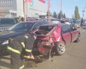 
    В столице девушка на Porsche разбила пять машин 