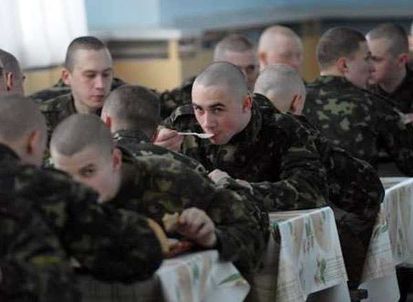 Министерство обороны уже через четыре месяца начнет испытывать в войсках новые пищевые комплекты для военнослужащих. 
