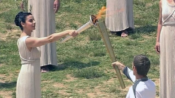 В Греции в четверг зажгли огонь, который доставят на церемонию открытия XXXI летней Олимпиады-2016 в Рио-де-Жанейро. 